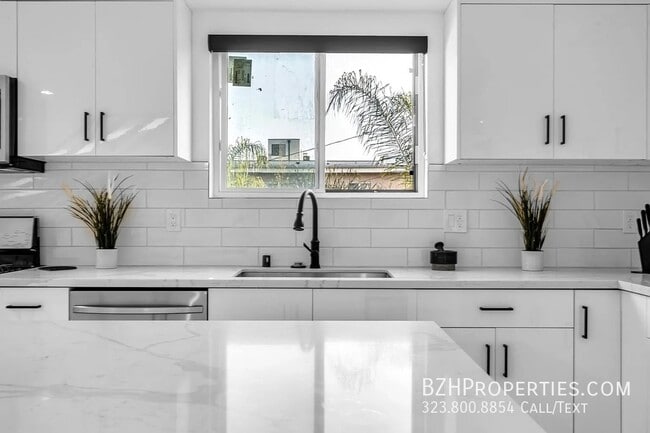 Photo - 835 N Harvard Blvd