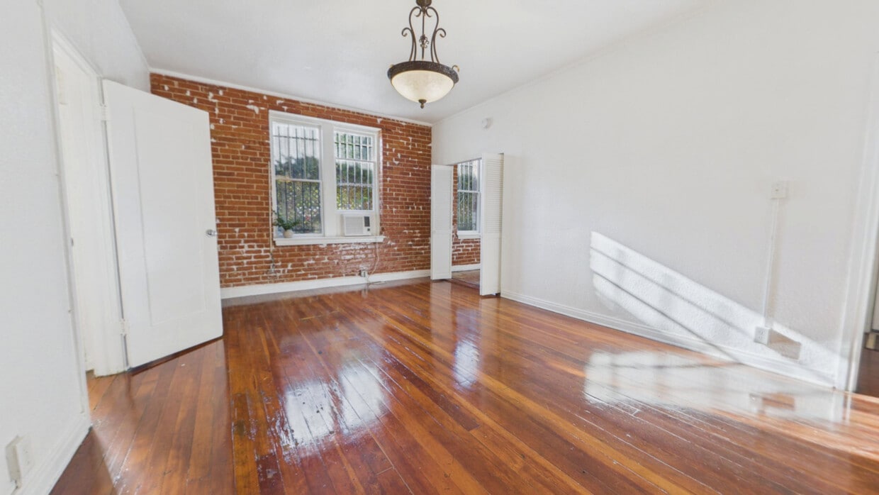 3D Tour - 1843 North Cherokee