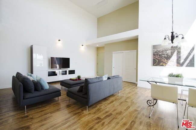 Photo - 546 N Oxford Ave Condo Unit 212