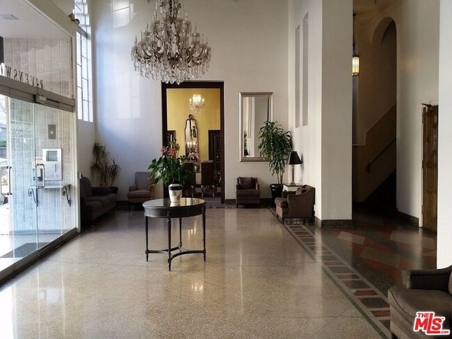 Photo - 570 N Rossmore Ave