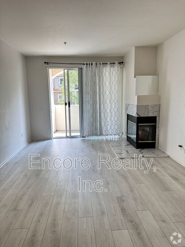 Building Photo - 680 Camino De La Reina Unit Apt 2206