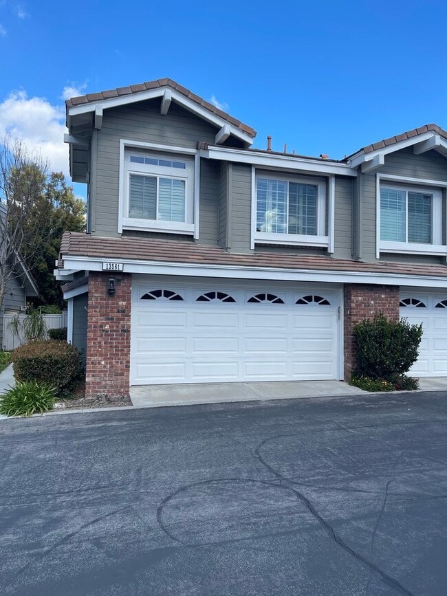Building Photo - Updated 3BD/2.5BA 2-Story Townhouse in Pri...