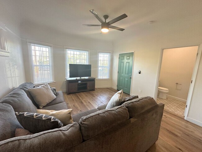Photo - Gorgeous 2bd/2ba unit semi-furnished near ... Unit 2939