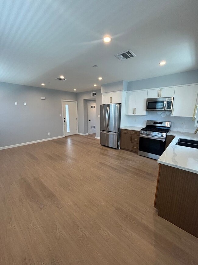 Photo - Beautiful 2 bed 1 bath modern apartment in Del Rey, Culver City adjacent Unit 4820 1/2