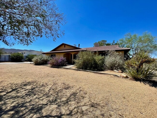 Building Photo - Charming Joshua Tree Village Home