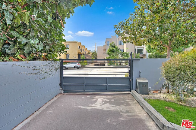 Photo - 1952 Beachwood Dr