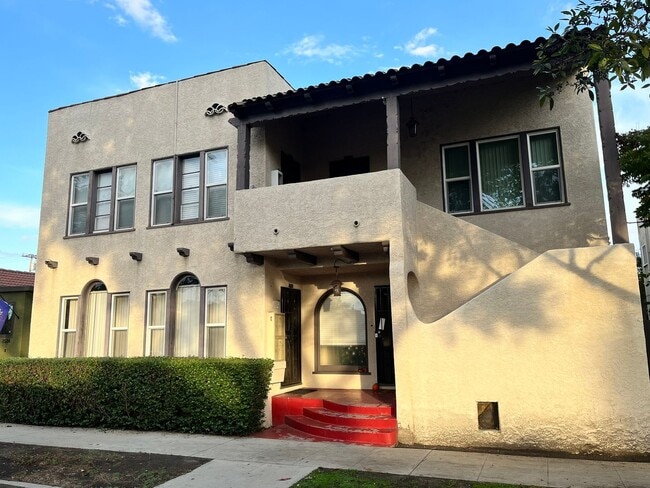 Building Photo - LARGE UPSTAIRS ONE BEDROOM ONE BATH! WITH FIRST-COME FIRST-SERVE PARKING AVAILABLE Unit 2516A