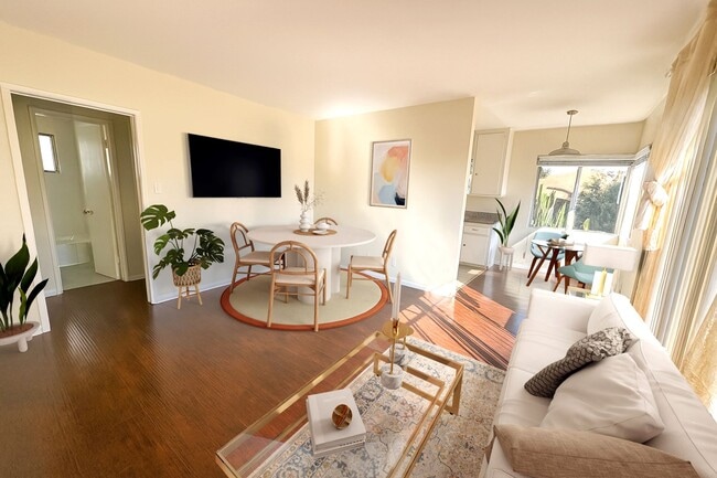 Building Photo - Charming 1Bed 1Bath in the Heart of Silver... Unit 4