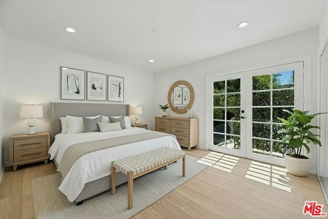 Photo - 17226 Vanowen St