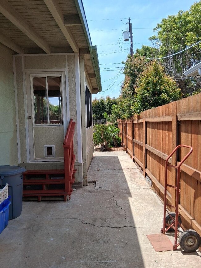 Building Photo - 491 Carnation Ave Rental