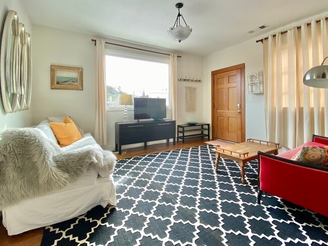 living room looking towards the east out of the wndow - 1619 1/2 Grafton St