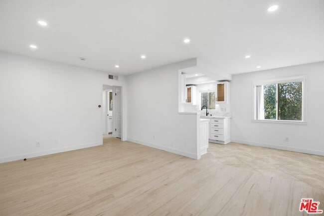 Photo - 13025 Moorpark St Unit 208
