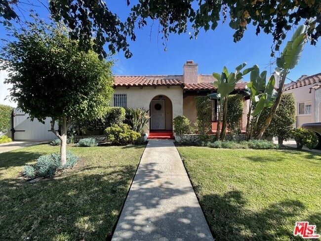 Building Photo - 560 N Irving Blvd Rental