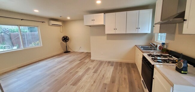 Building Photo - 566 E Fernleaf Ave