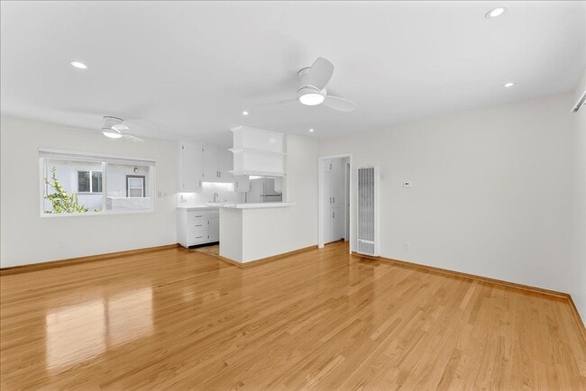 Building Photo - 1701 Washington Way Unit 12