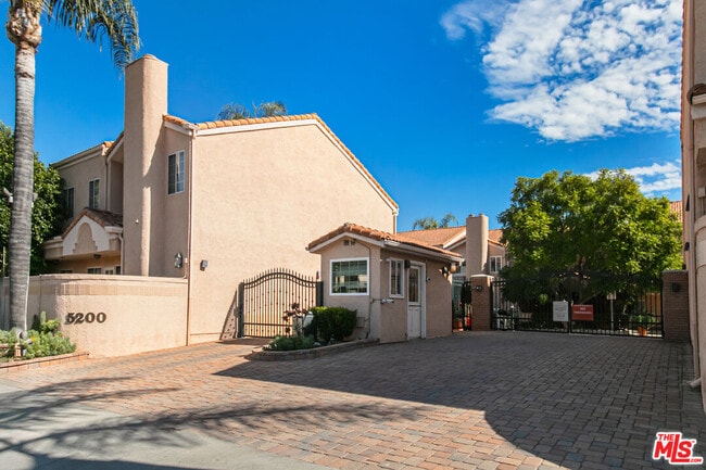 Building Photo - 5200 White Oak Ave Unit 36