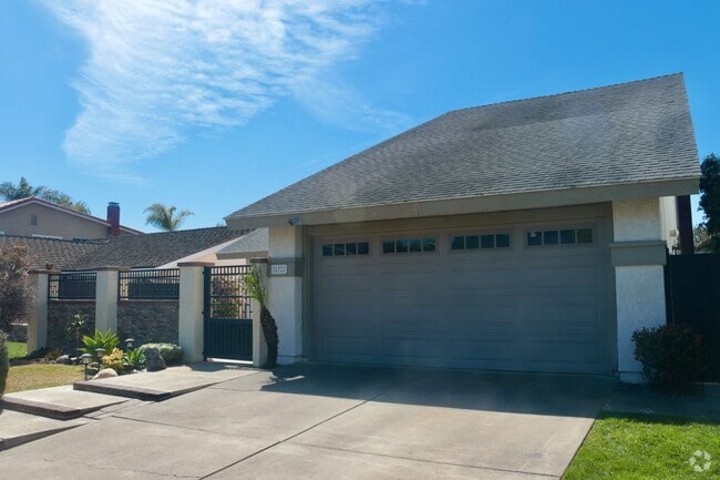 Building Photo - Large 5 Bedroom Single Family Home Near Da...