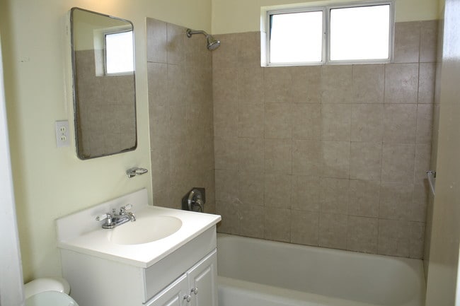 bathroom - 5646 Satsuma Ave Unit 5646