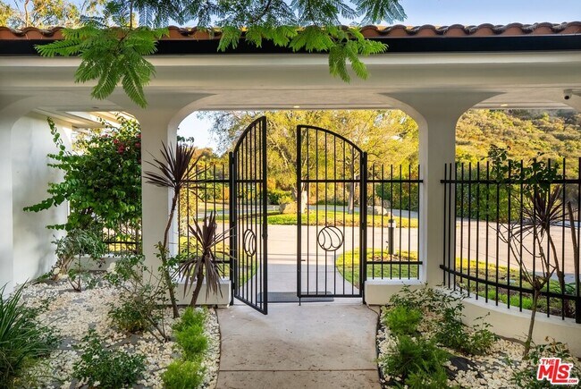 Photo - 21965 Saddle Peak Rd