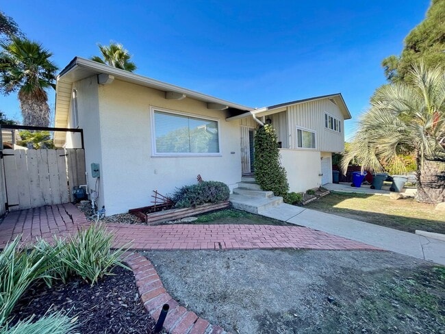 Building Photo - 3 Bed-2 Bath Split Level Home in La Mesa