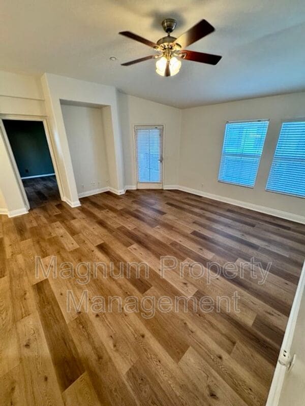 Photo - 41685 Woodridge Ave