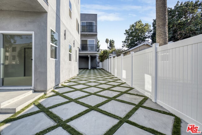 Photo - 10826 3/4-10824 Hesby St