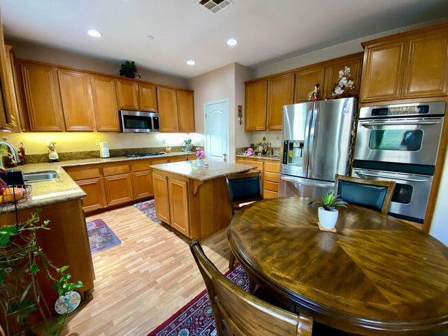 Building Photo - RB 4S Ranch 4br/2.5bath/yard/Garage Granite Kitchen $5490