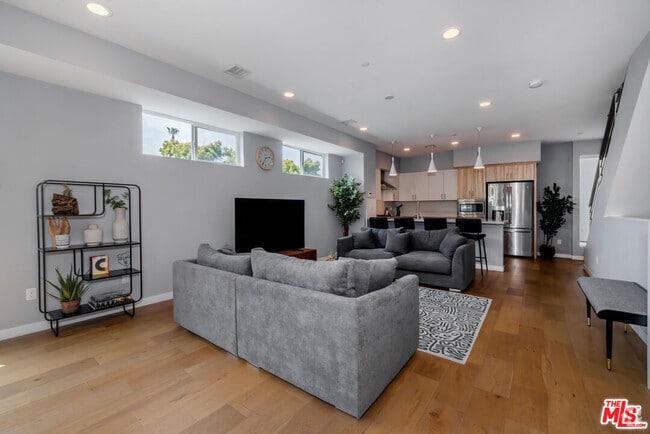Building Photo - 1246 1/2 Gordon St Rental