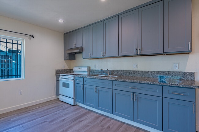 Photo - 603 W 49th St