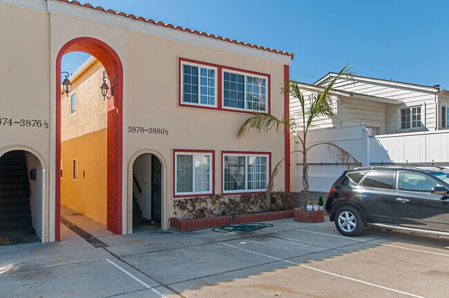 Photo - 2BD/1BA APARTMENT IN CROWN POINT! - 2 BLOCKS TO SAIL BAY! - $3,995/mo! Unit 3880.5 Haines Street