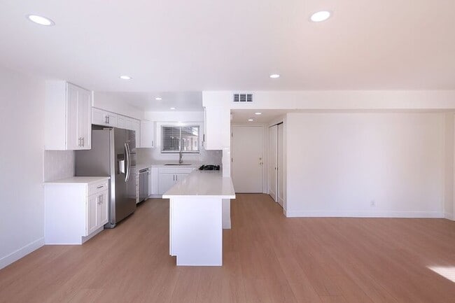 Photo - 3155 Montrose Ave