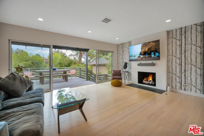 Photo - 380 Tamarac Dr