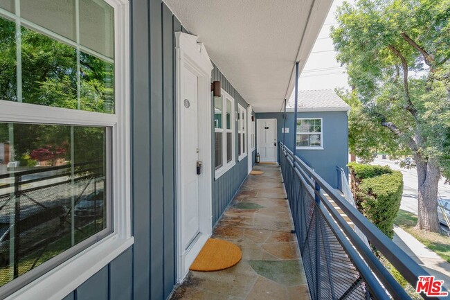 Photo - 938 W Glenoaks Blvd