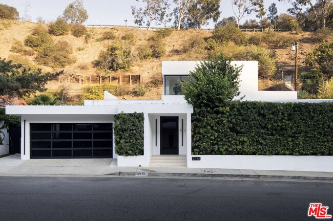 Building Photo - 2048 N Beverly Dr