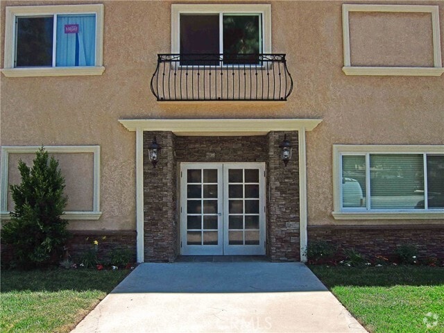 Building Photo - 17330 Chatsworth St Rental