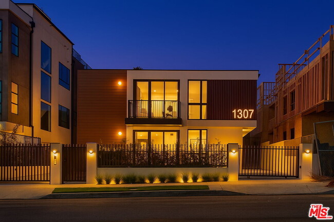 Building Photo - 1307 Tamarind Ave Unit 3