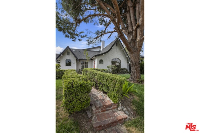 Photo - 833 Burnside Ave