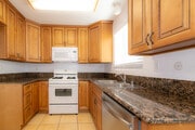 Kitchen - 127 N Everett St Unit #8