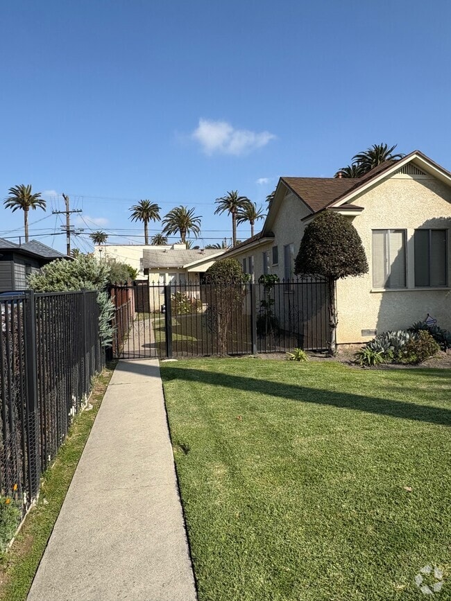 Charming duplex in quiet neighborhood available for immediate occupancy - 2658 S Rimpau Blvd Unit 2658 S. Rimpau Blvd Rental