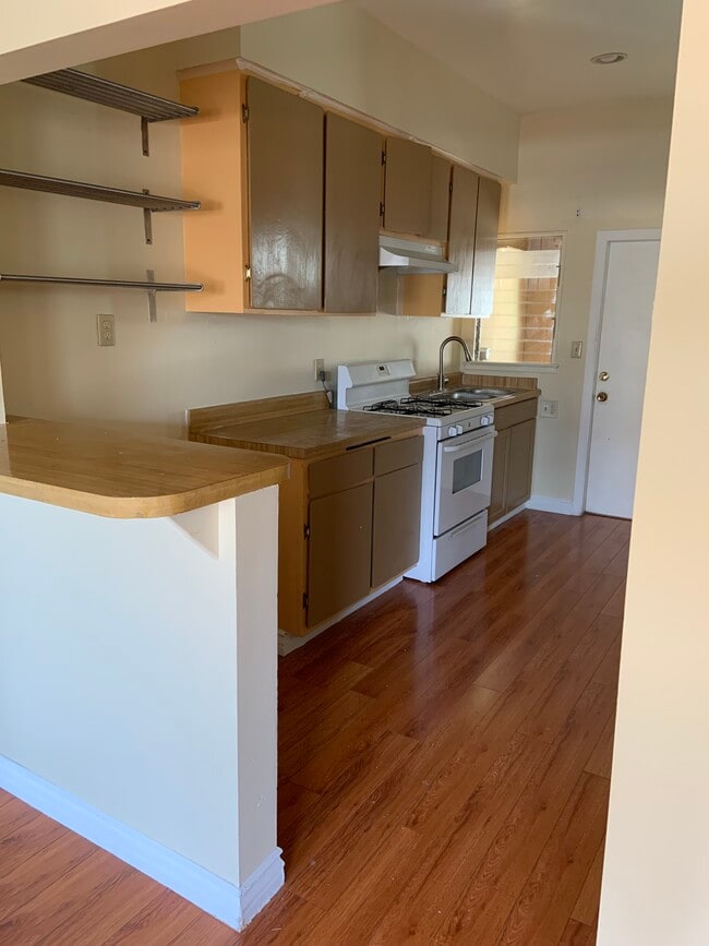 Kitchen - 206 Columbia Ave Unit 206