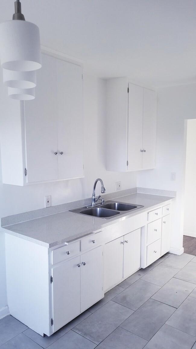 Kitchen - 3213 Bartdon Ave Apartments Unit 4