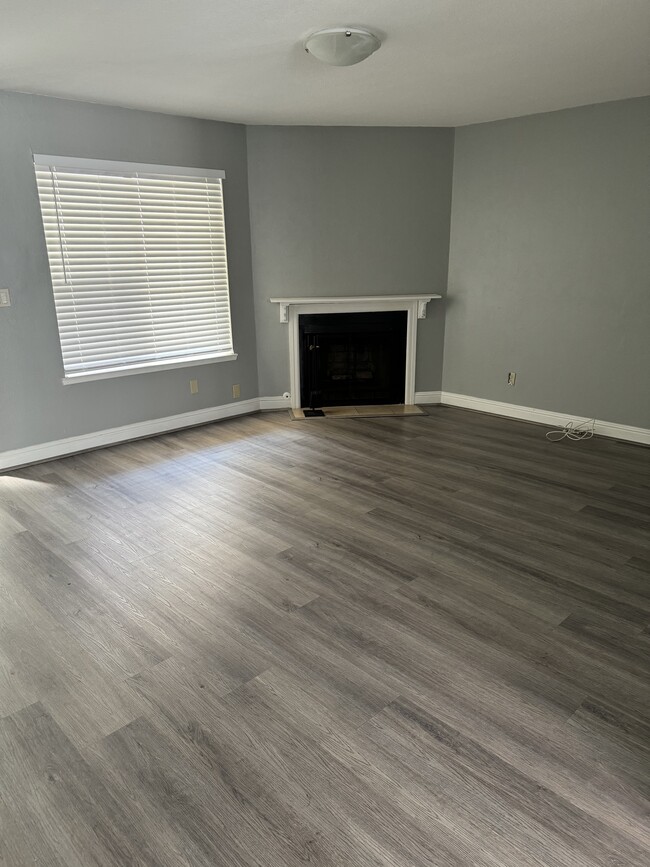 Living room - 2206 N Broadway