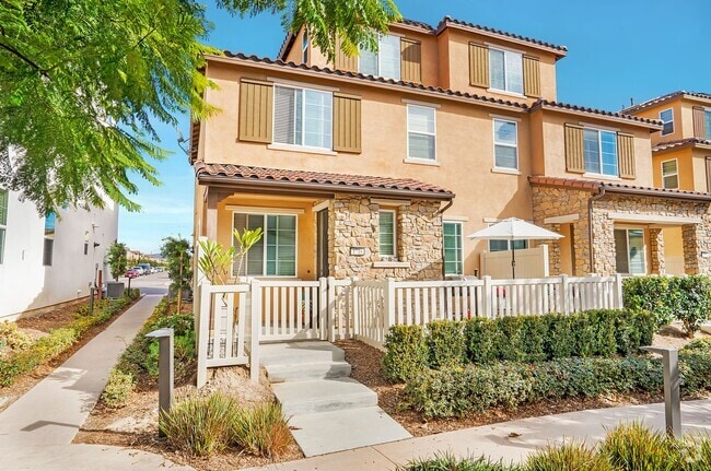 Building Photo - Beautiful 5 Bedroom Custom-Built Home in C...