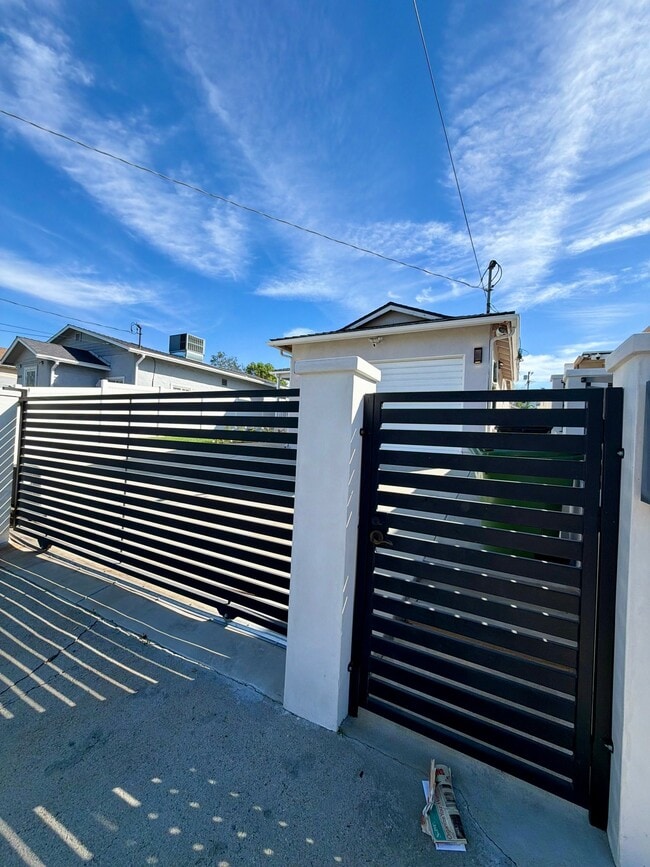 Building Photo - 10622 McVine Ave