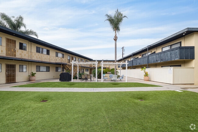 Courtyard - Island Breeze Apartments