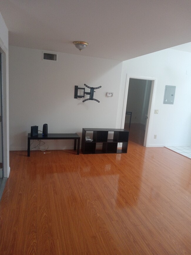 Building Photo - 2635 Dobinson St Unit 101