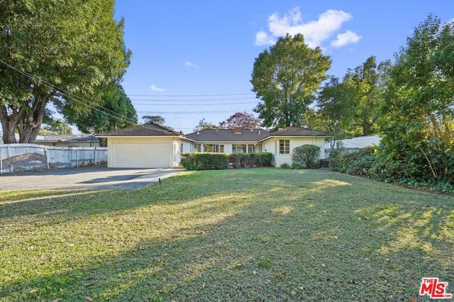 Photo - 15471 Victory Blvd House