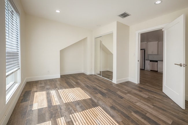 Building Photo - 1462 W 28th St Unit 1462 W. 28th Street