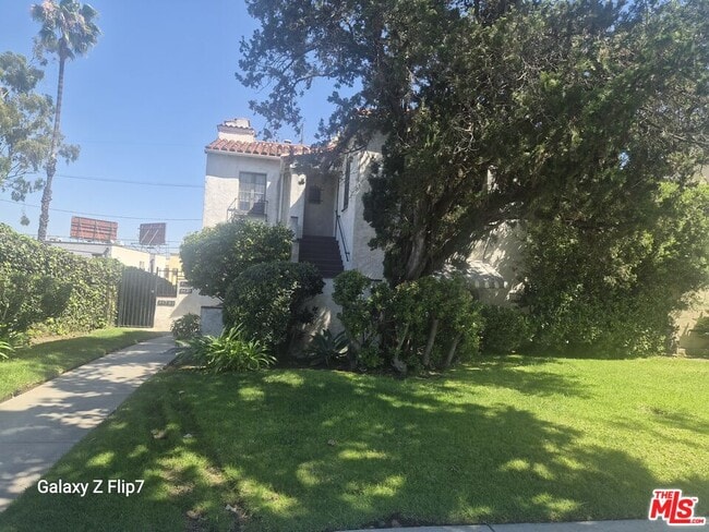 Building Photo - 4424 S Victoria Ave
