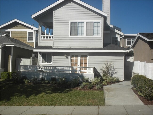 Building Photo - 709 Poinsettia Ave